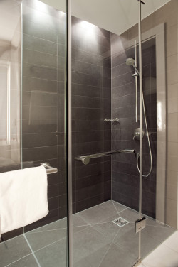 Glass shower cubicle